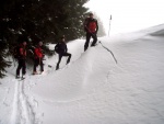 Pár fotek ze Základní kurzu Skialpinismu, Velmi dobré sněhové podmínky (prašánek) prověřili účastníky a jejich lyžařské schopnosti. Lavinové riziko posuzovali všichni za nádherného počasí a tak mráz vydepat jen jednu účastnici... - fotografie 37