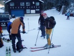 Pár fotek ze Základní kurzu Skialpinismu, Velmi dobré sněhové podmínky (prašánek) prověřili účastníky a jejich lyžařské schopnosti. Lavinové riziko posuzovali všichni za nádherného počasí a tak mráz vydepat jen jednu účastnici... - fotografie 44