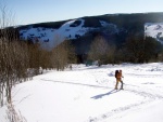 Pár fotek ze Základní kurzu Skialpinismu, Velmi dobré sněhové podmínky (prašánek) prověřili účastníky a jejich lyžařské schopnosti. Lavinové riziko posuzovali všichni za nádherného počasí a tak mráz vydepat jen jednu účastnici... - fotografie 48