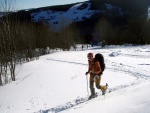 Pár fotek ze Základní kurzu Skialpinismu, Velmi dobré sněhové podmínky (prašánek) prověřili účastníky a jejich lyžařské schopnosti. Lavinové riziko posuzovali všichni za nádherného počasí a tak mráz vydepat jen jednu účastnici... - fotografie 49