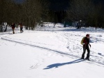 Pár fotek ze Základní kurzu Skialpinismu, Velmi dobré sněhové podmínky (prašánek) prověřili účastníky a jejich lyžařské schopnosti. Lavinové riziko posuzovali všichni za nádherného počasí a tak mráz vydepat jen jednu účastnici... - fotografie 52