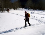 Pár fotek ze Základní kurzu Skialpinismu, Velmi dobré sněhové podmínky (prašánek) prověřili účastníky a jejich lyžařské schopnosti. Lavinové riziko posuzovali všichni za nádherného počasí a tak mráz vydepat jen jednu účastnici... - fotografie 53