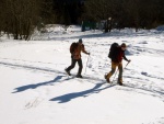 Pár fotek ze Základní kurzu Skialpinismu, Velmi dobré sněhové podmínky (prašánek) prověřili účastníky a jejich lyžařské schopnosti. Lavinové riziko posuzovali všichni za nádherného počasí a tak mráz vydepat jen jednu účastnici... - fotografie 55
