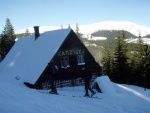 Pár fotek ze Základní kurzu Skialpinismu, Velmi dobré sněhové podmínky (prašánek) prověřili účastníky a jejich lyžařské schopnosti. Lavinové riziko posuzovali všichni za nádherného počasí a tak mráz vydepat jen jednu účastnici... - fotografie 58