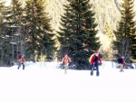 Pár fotek ze Základní kurzu Skialpinismu, Velmi dobré sněhové podmínky (prašánek) prověřili účastníky a jejich lyžařské schopnosti. Lavinové riziko posuzovali všichni za nádherného počasí a tak mráz vydepat jen jednu účastnici... - fotografie 59
