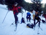 Pár fotek ze Základní kurzu Skialpinismu, Velmi dobré sněhové podmínky (prašánek) prověřili účastníky a jejich lyžařské schopnosti. Lavinové riziko posuzovali všichni za nádherného počasí a tak mráz vydepat jen jednu účastnici... - fotografie 62
