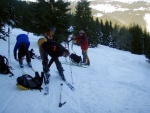 Pár fotek ze Základní kurzu Skialpinismu, Velmi dobré sněhové podmínky (prašánek) prověřili účastníky a jejich lyžařské schopnosti. Lavinové riziko posuzovali všichni za nádherného počasí a tak mráz vydepat jen jednu účastnici... - fotografie 63