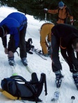 Pár fotek ze Základní kurzu Skialpinismu, Velmi dobré sněhové podmínky (prašánek) prověřili účastníky a jejich lyžařské schopnosti. Lavinové riziko posuzovali všichni za nádherného počasí a tak mráz vydepat jen jednu účastnici... - fotografie 64