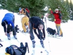 Pár fotek ze Základní kurzu Skialpinismu, Velmi dobré sněhové podmínky (prašánek) prověřili účastníky a jejich lyžařské schopnosti. Lavinové riziko posuzovali všichni za nádherného počasí a tak mráz vydepat jen jednu účastnici... - fotografie 65