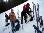 Pár fotek ze Základní kurzu Skialpinismu, Velmi dobré sněhové podmínky (prašánek) prověřili účastníky a jejich lyžařské schopnosti. Lavinové riziko posuzovali všichni za nádherného počasí a tak mráz vydepat jen jednu účastnici... - fotografie 72