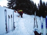 Pár fotek ze Základní kurzu Skialpinismu, Velmi dobré sněhové podmínky (prašánek) prověřili účastníky a jejich lyžařské schopnosti. Lavinové riziko posuzovali všichni za nádherného počasí a tak mráz vydepat jen jednu účastnici... - fotografie 75