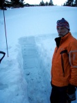 Pár fotek ze Základní kurzu Skialpinismu, Velmi dobré sněhové podmínky (prašánek) prověřili účastníky a jejich lyžařské schopnosti. Lavinové riziko posuzovali všichni za nádherného počasí a tak mráz vydepat jen jednu účastnici... - fotografie 76