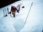 Pár fotek ze Základní kurzu Skialpinismu, Velmi dobré sněhové podmínky (prašánek) prověřili účastníky a jejich lyžařské schopnosti. Lavinové riziko posuzovali všichni za nádherného počasí a tak mráz vydepat jen jednu účastnici... - fotografie 78