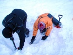 Pár fotek ze Základní kurzu Skialpinismu, Velmi dobré sněhové podmínky (prašánek) prověřili účastníky a jejich lyžařské schopnosti. Lavinové riziko posuzovali všichni za nádherného počasí a tak mráz vydepat jen jednu účastnici... - fotografie 80