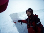 Pár fotek ze Základní kurzu Skialpinismu, Velmi dobré sněhové podmínky (prašánek) prověřili účastníky a jejich lyžařské schopnosti. Lavinové riziko posuzovali všichni za nádherného počasí a tak mráz vydepat jen jednu účastnici... - fotografie 84