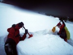 Pár fotek ze Základní kurzu Skialpinismu, Velmi dobré sněhové podmínky (prašánek) prověřili účastníky a jejich lyžařské schopnosti. Lavinové riziko posuzovali všichni za nádherného počasí a tak mráz vydepat jen jednu účastnici... - fotografie 85