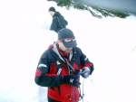 Pár fotek ze Základní kurzu Skialpinismu, Velmi dobré sněhové podmínky (prašánek) prověřili účastníky a jejich lyžařské schopnosti. Lavinové riziko posuzovali všichni za nádherného počasí a tak mráz vydepat jen jednu účastnici... - fotografie 86