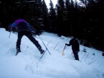 Pár fotek ze Základní kurzu Skialpinismu, Velmi dobré sněhové podmínky (prašánek) prověřili účastníky a jejich lyžařské schopnosti. Lavinové riziko posuzovali všichni za nádherného počasí a tak mráz vydepat jen jednu účastnici... - fotografie 87