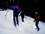 Pár fotek ze Základní kurzu Skialpinismu, Velmi dobré sněhové podmínky (prašánek) prověřili účastníky a jejich lyžařské schopnosti. Lavinové riziko posuzovali všichni za nádherného počasí a tak mráz vydepat jen jednu účastnici... - fotografie 89