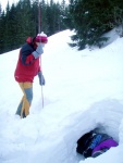 Pár fotek ze Základní kurzu Skialpinismu, Velmi dobré sněhové podmínky (prašánek) prověřili účastníky a jejich lyžařské schopnosti. Lavinové riziko posuzovali všichni za nádherného počasí a tak mráz vydepat jen jednu účastnici... - fotografie 92
