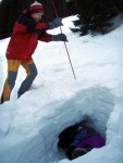 Pár fotek ze Základní kurzu Skialpinismu, Velmi dobré sněhové podmínky (prašánek) prověřili účastníky a jejich lyžařské schopnosti. Lavinové riziko posuzovali všichni za nádherného počasí a tak mráz vydepat jen jednu účastnici... - fotografie 93