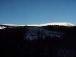 Pár fotek ze Základní kurzu Skialpinismu, Velmi dobré sněhové podmínky (prašánek) prověřili účastníky a jejich lyžařské schopnosti. Lavinové riziko posuzovali všichni za nádherného počasí a tak mráz vydepat jen jednu účastnici... - fotografie 94