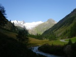 Vstup na Grossvenediger - srpen 2011, V srpnu jsme vyrazili s kilenty na vrchol tet nejvy hory Rakouska Grossvenediger - 3.674m. Vrcholu Velkho Bentana jsme zdrn doshli a tak si dosyta uili pohody vldnouc na Neue Prager Hut - fotografie 2