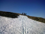 Základní kurz skialpinismu 16.-18.3.2012, Parádní jarní počásko, tvrdý firn a čistě chlapská parta. K tomu vyvrcholení na Sněžce a bezva náladička. Prostě se to vydařilo. - fotografie 26