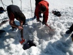 Základní kurz skialpinismu 16.-18.3.2012, Parádní jarní počásko, tvrdý firn a čistě chlapská parta. K tomu vyvrcholení na Sněžce a bezva náladička. Prostě se to vydařilo. - fotografie 72